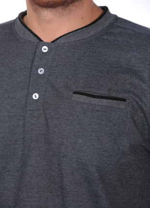 21146A Camiseta hombre, cuello nerú tejido, bolsillo funcional.