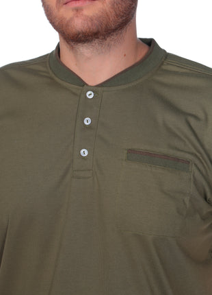 21146A Camiseta hombre, cuello nerú tejido, bolsillo funcional.