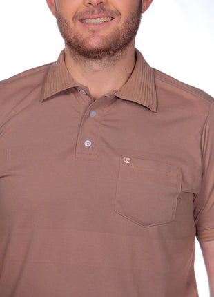 21150A Camiseta Hombre, tipo polo, con bolsillo.