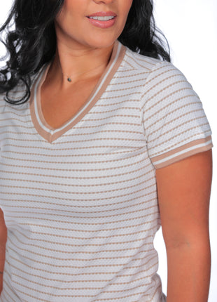 23048B Camiseta silueta ajustada, cuello en V tejido, tela con efecto.