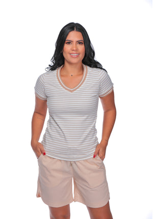 33048A Short silueta ajustada, pretina resortada, franja decorativa en bolsillos.