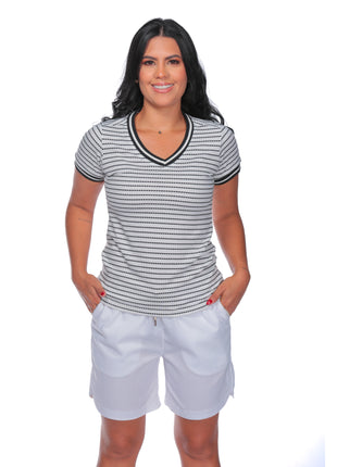 33048A Short silueta ajustada, pretina resortada, franja decorativa en bolsillos.