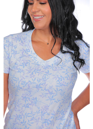 23149B Camiseta silueta ajustada, tela mini print, cuello en V semicurvo.