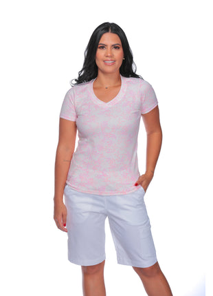 23149B Camiseta silueta ajustada, tela mini print, cuello en V semicurvo.