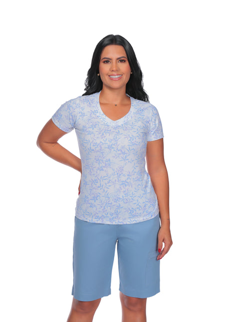 23149B Camiseta silueta ajustada, tela mini print, cuello en V semicurvo.