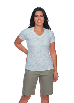 23149B Camiseta silueta ajustada, tela mini print, cuello en V semicurvo.