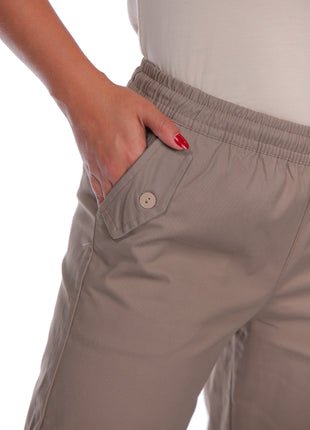 33274A Capri silueta ajustada, pretina resortada elástica, botón decorativo en bolsillos.