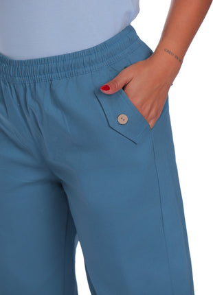 33274A Capri silueta ajustada, pretina resortada elástica, botón decorativo en bolsillos.