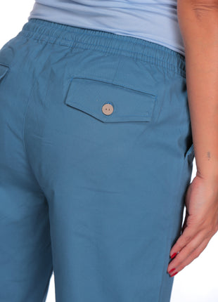 33274A Capri silueta ajustada, pretina resortada elástica, botón decorativo en bolsillos.