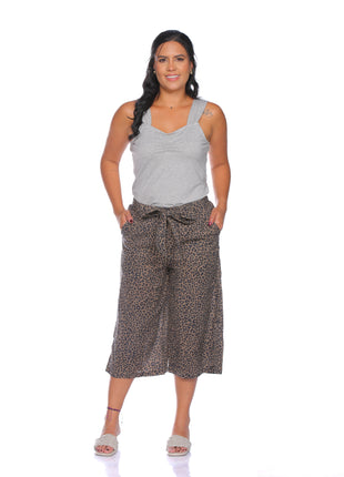 33278A capri con cinturón, silueta ajustada, animal print.