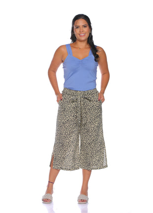 33278A capri con cinturón, silueta ajustada, animal print.