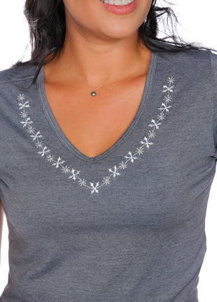 23279B, camiseta silueta ajustada, escote V, bordado delantero.