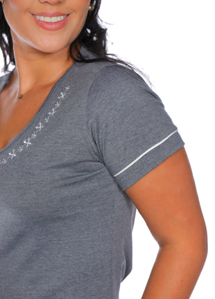 23279B, camiseta silueta ajustada, escote V, bordado delantero.