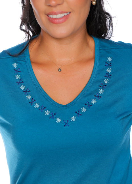 23279B, camiseta silueta ajustada, escote V, bordado delantero.