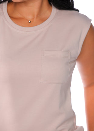 23393A, camiseta silueta ajustada, cuello redondo, con bolsillo.