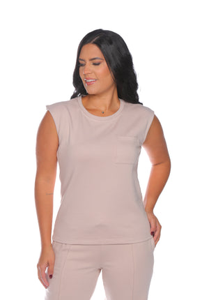 23393A, camiseta silueta ajustada, cuello redondo, con bolsillo.