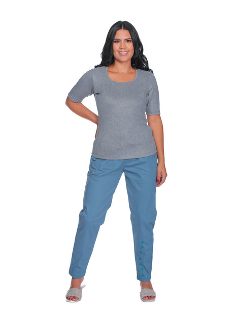 43471A Pantalón silueta ajustada, bordado en pierna izquierda.