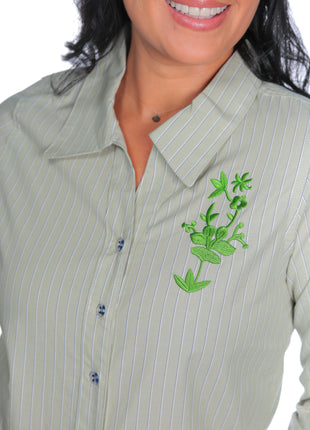 23473A Camisa botones silueta ajustada, bordado floral.