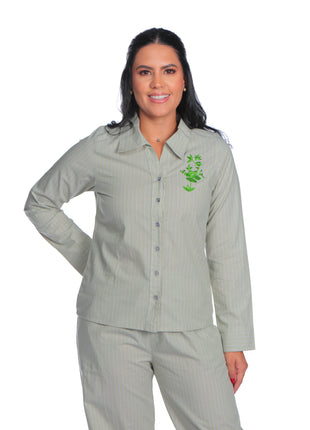 23473A Camisa botones silueta ajustada, bordado floral.