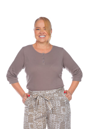 blusón silueta amplia, cuello redondo.