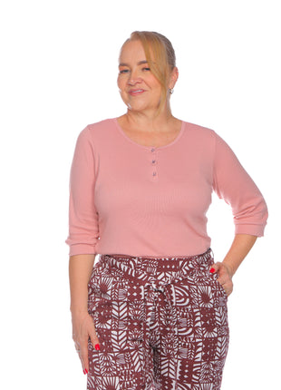 blusón silueta amplia, cuello redondo.