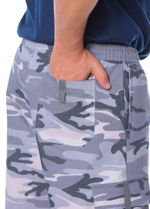 Bermuda pretina resortada, estampado camuflado.