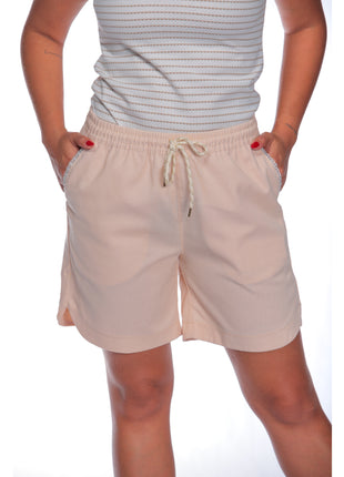 33048A Short silueta ajustada, pretina resortada, franja decorativa en bolsillos.