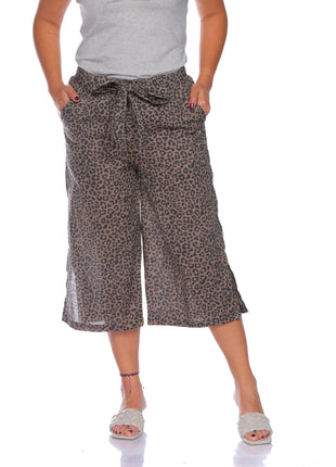 33278A capri con cinturón, silueta ajustada, animal print.