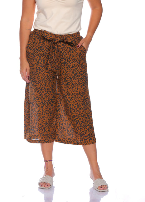 33278A capri con cinturón, silueta ajustada, animal print.