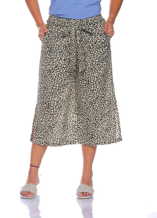 33278A capri con cinturón, silueta ajustada, animal print.