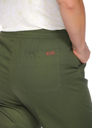 33827B, capri silueta amplia, tela dril, bordado en bolsillos.