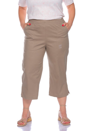 33827B, capri silueta amplia, tela dril, bordado en bolsillos.