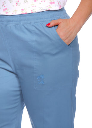 33827B, capri silueta amplia, tela dril, bordado en bolsillos.