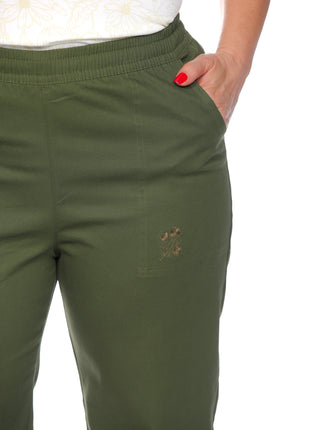 33827B, capri silueta amplia, tela dril, bordado en bolsillos.