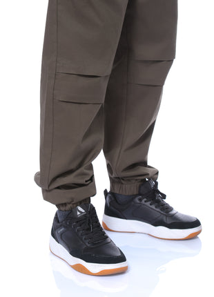 Pantalón tipo jogger, bota resortada.