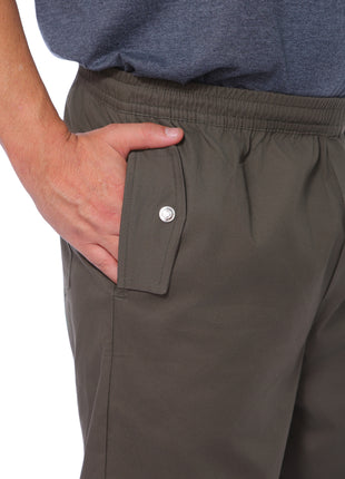 Pantalón tipo jogger, bota resortada.