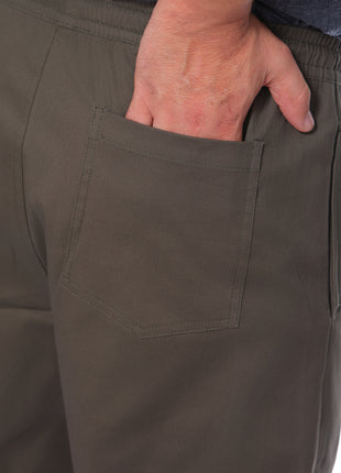 Pantalón tipo jogger, bota resortada.