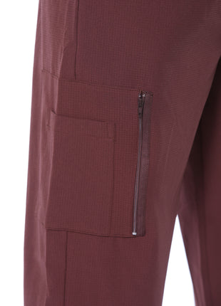 Pantalón pretina resortada, bota recta, bolsillos al costado.