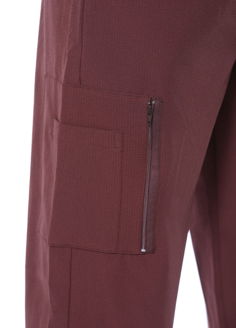 Pantalón pretina resortada, bota recta, bolsillos al costado.