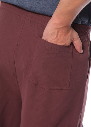 Pantalón pretina resortada, bota recta, bolsillos al costado.