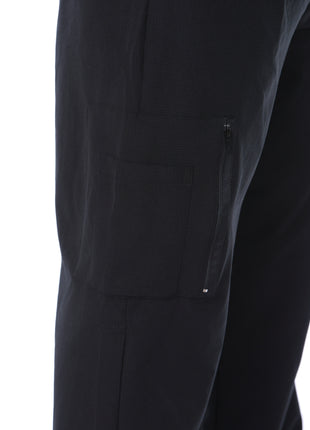 Pantalón pretina resortada, bota recta, bolsillos al costado.