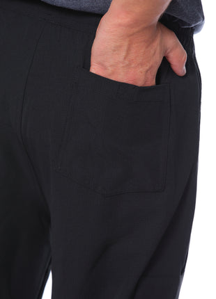 Pantalón pretina resortada, bota recta, bolsillos al costado.