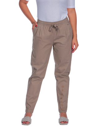 43471A Pantalón silueta ajustada, bordado en pierna izquierda.