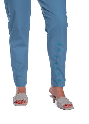 43471A Pantalón silueta ajustada, bordado en pierna izquierda.