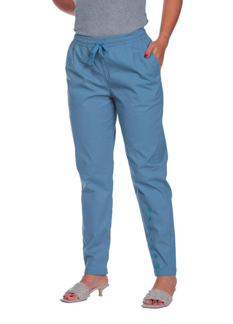 43471A Pantalón silueta ajustada, bordado en pierna izquierda.