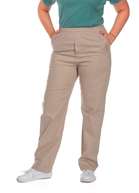 43629B Pantalón silueta amplia, bordado en bolsillos.