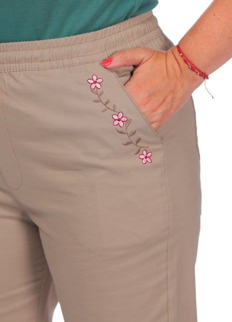 43629B Pantalón silueta amplia, bordado en bolsillos.