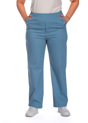 43629B Pantalón silueta amplia, bordado en bolsillos.