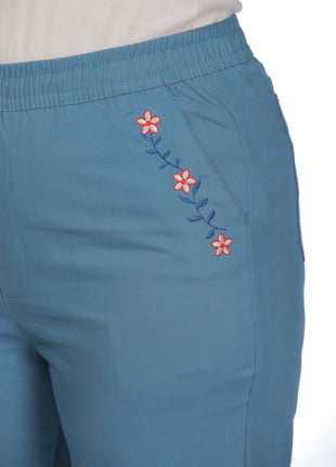 43629B Pantalón silueta amplia, bordado en bolsillos.
