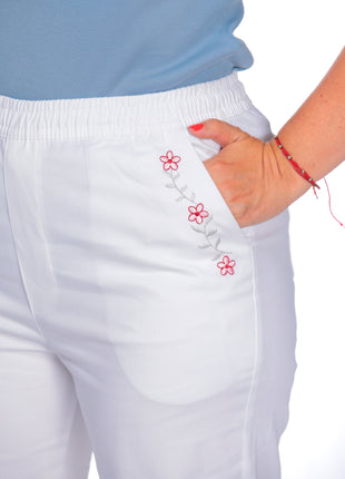43629B Pantalón silueta amplia, bordado en bolsillos.